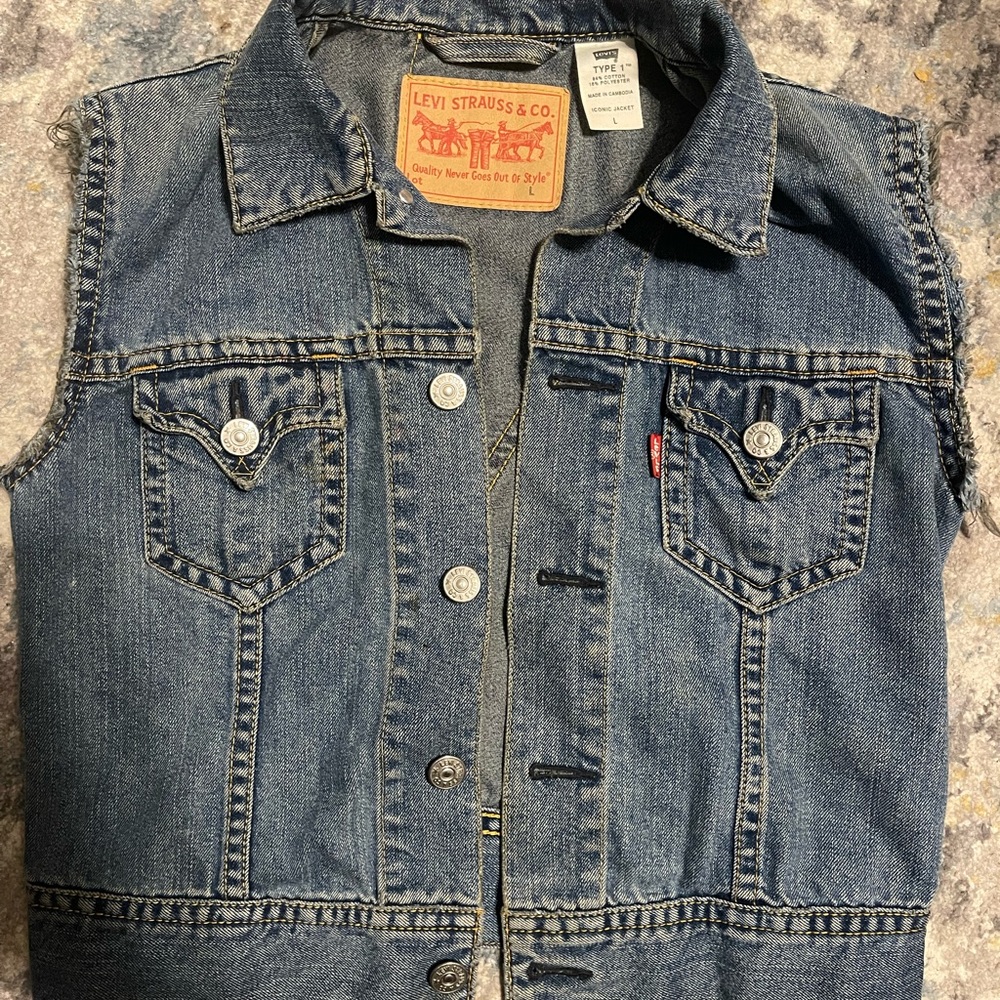 Levi vest size Large